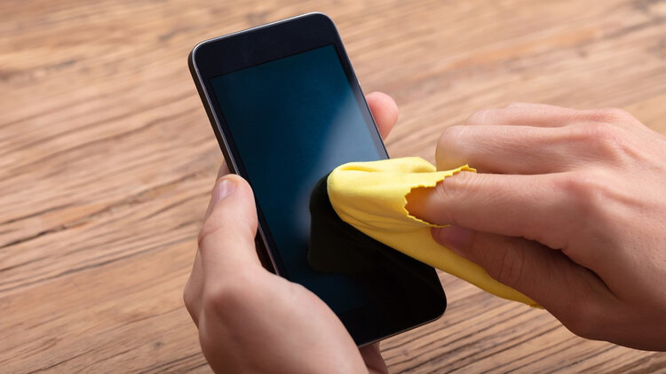 Come pulire il telefono e proteggere lo schermo touchscreen